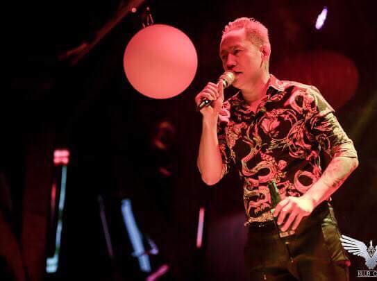 Đầu năm, Duy Mạnh khiến fan ngã ngửa với mái tóc nhuộm hồng